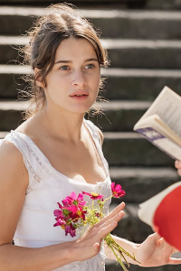 Une jeune fille qui va bien